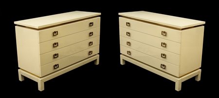  
Coppia di cassettoni in legno laccato con quattro cassetti sul fronte  
 cm 86x130x52