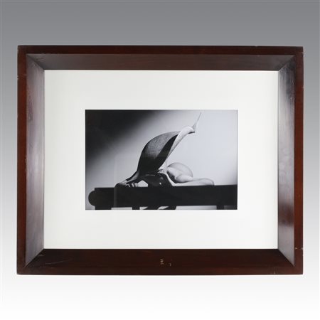 
Fotografia d’autore con cornice in ciliegio tinto 
 cm 24x36,5; cornice 54,5x67,5