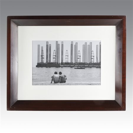  
Fotografia d’autore con cornice in ciliegio tinto 
 cm 26x39,5; cornice 54,5x67,5