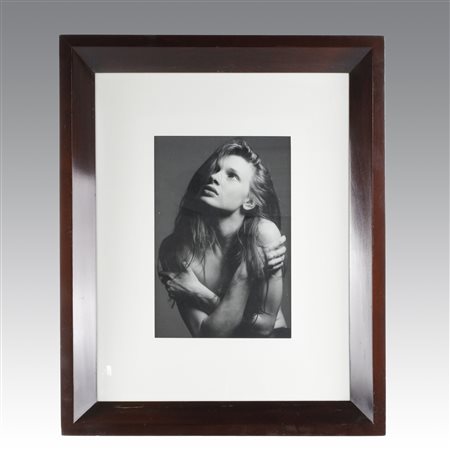  
Fotografia d’autore con cornice in ciliegio tinto 
 cm 34,5x 23,5; cornice 67,5x54,5