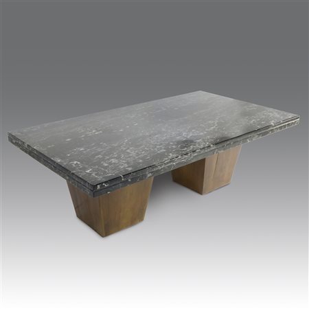  
Tavolo basso con piano in marmo Portoro e piedi piramidali rovesci Anni '60-'70
 cm 45x136x76