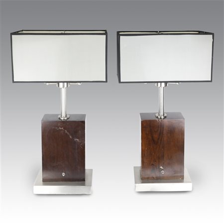  
Coppia di lampade da tavolo in mogano con base in metallo cromato, doppia accensione - Inghilterra XX secolo
 cm 71x38,5x20,5