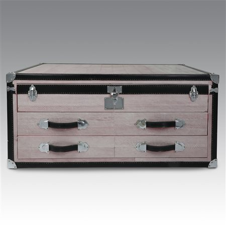 Celeste Dell'Anna (disegno di)  
Baule in pelle stampata rosa ed elementi in acciaio, fronte a tre cassetti 
 cm 53x110x61