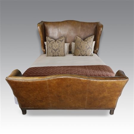  
Letto matrimoniale in pelle Chester, produzione Inghilterra XX secolo
 cm 134x170x248