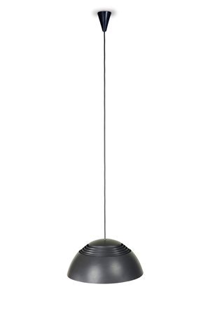 Arne Jacobsen  
Lampadario nero, Produzione Louis Poulsen - Danimarca. 1957
 cm 125; Ø cm 37