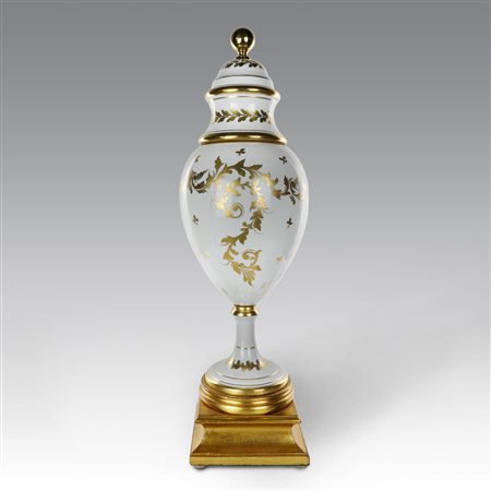  
Vaso in ceramica bianca decorata con foliage in oro di manifattura francese  XX secolo
 cm 65x20