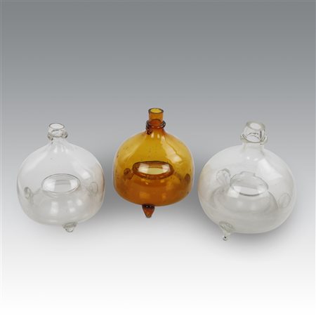  
Tre acchiappamosche in vetro, produzione Italia 
 cm 18,5x16