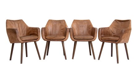  
Quattro sedie in pelle, produzione Nord Europa XX secolo
 cm 85x60
