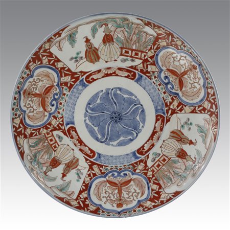  
Coppia di grandi piatti Imari cinesi con decori floreali e figure antropomorfe XIX secolo
 Ø cm 46,5; Ø cm 46,5