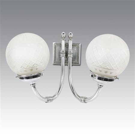  
Tre appliques a doppio braccio in ottone cromato e diffusori luce con palle in vetro lavorate 
 cm 27x40x26