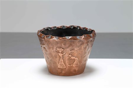 BRAGALINI ANGELO (n. 1913) Sottovaso in rame cesellato a figure antropomorfe....