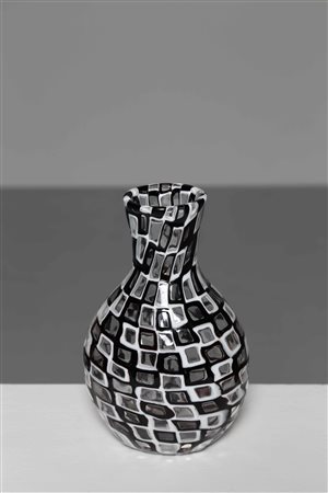 SCARPA TOBIA (n. 1935) Per Venini. Vaso Occhi soffiato con murrine in bianco...