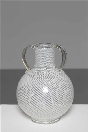 MARTENS DINO (1894 - 1970) Per Aureliano Toso. Vaso reticelle e anse. Vetro...