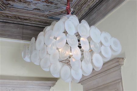 NASON CARLO (n. 1936) Grande lampadario a dischi in vetro fortemente iridati...