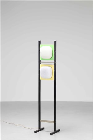 MANIFATTURA ITALIANA Piantana a 4 luci basculanti. Metallo, vetro e ottone....