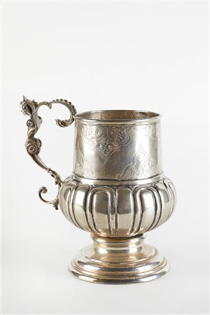  
Tankard in argento 800 
 Cm 19x14,5x16