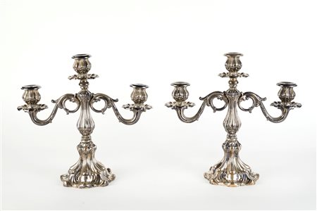  
Coppia di candelabri in argento 800 
 Cm cadauno: 29x31,5x12,5