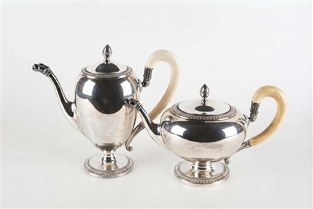  
Teiera e caffettiera in argento 
 Cm cadauna: 18x18x30,5; 23,5x12x26
