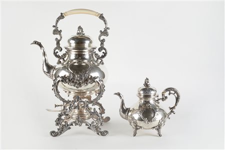 Leopoldo  Janesich (Trieste, 1835 - ) 
Coppia di samovar e teiera in argento 800 
 Cm rispettivamente 45,5x23x32; 21,5x15x23