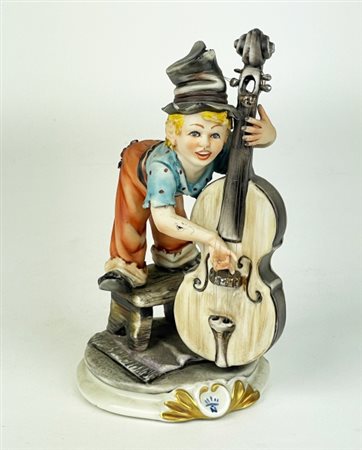 Questa porcellana artistica policroma, con marchio Capodimonte, raffigura un...