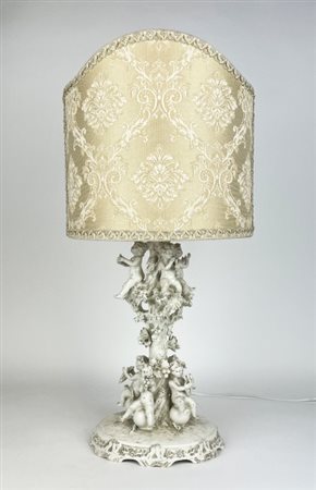 Lampada laccata Capodimonte, realizzato da Mollica, seconda metà del 20°...