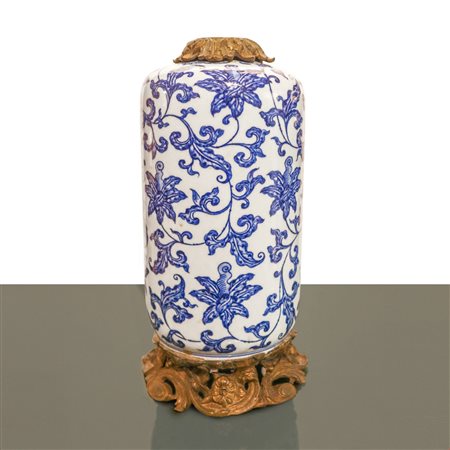 Vaso in porcellana cinese blu e bianca di Tsinghua con decori floreali montato su una base in bronzo, 18° secolo