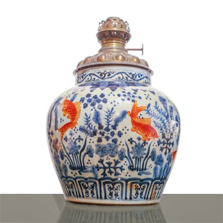 Vaso riadattato a lampada in porcellana cinese blu e bianca con decori di pesci e piante acquatiche, Ming dynasty