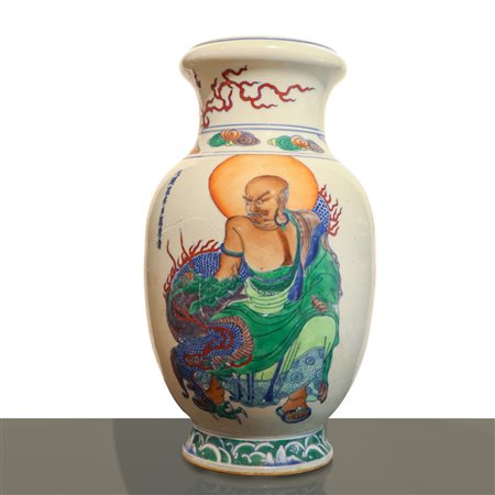 Vaso in porcellana policroma cinese priodo Guangxu con decorazione raffigurante Arhat, 19° secolo Qing Dynasty
