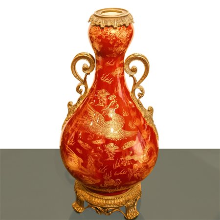 Vaso in porcellana cinese color rosso sangue di bue con elementi decorativi tradizionali dorati e base, anse e collo in metallo, Qing Dynasty