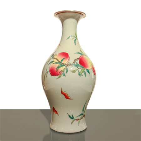 Vaso in porcellana cinese Famiglia Rose con decorazione di pesche riadattato come lampada, Qing dynasty
