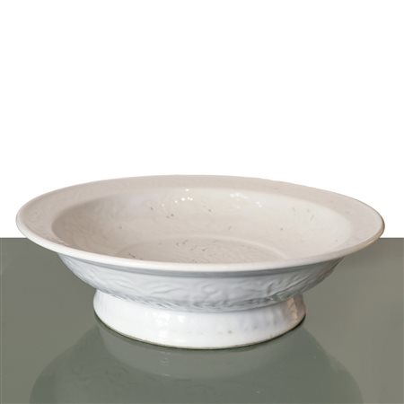 Grande piatto in porcellana cinese smaltato bianco con decori floreali e di dragoni incisi e a rilievo, Ming Dynasty 17° secolo