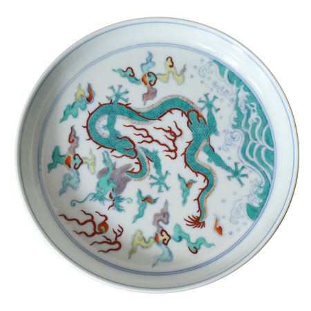 Piatto in porcellana cinese policroma con decorazione di dragoni e base in metallo, Qing Dynasty