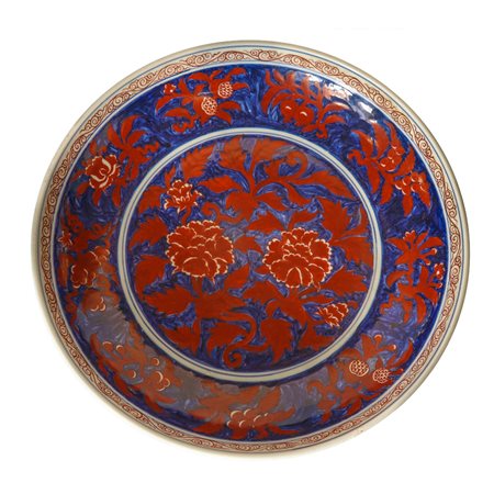 Grande piatto in porcellana cinese blu e bianca con decorazioni in smalto rosso della dinastia Ming, Ming dynasty