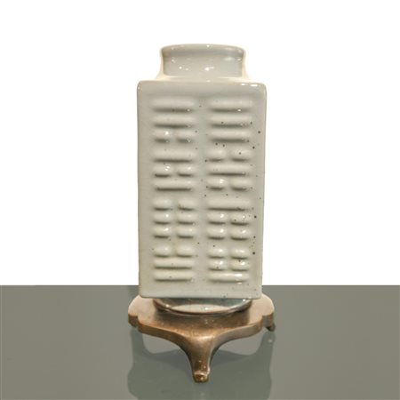 Vaso in ceramica cinese monocromatica con base in metallo, China 18°/19° secolo