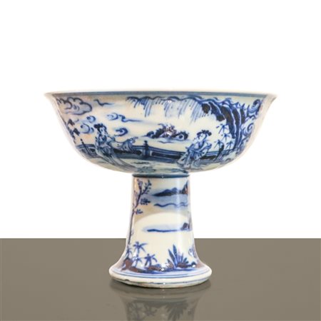 Antica ed elegante alzata in porcellana cinese nei toni del bianco e del blu con scene di genere, Ming Dynasty 17° secolo