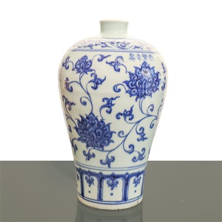 Vaso in porcellana cinese blu e bianco con decori floreali dinastia Ming, Ming Dynasty