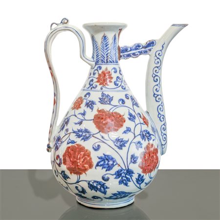 Grande teiera in porcellana cinese bianca e blu con decorazioni rosse della dinastia Ming, Ming dynasty