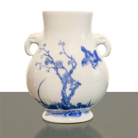 Vaso in porcellana cinese blu e bianco con anse a guisa di animale con decoro floreale al fronte e iscrizione al retro, 20° secolo