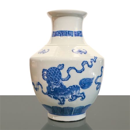 Vaso in porcellana cinese blu e bianco decorato con cani di Fo, Qing dynasty