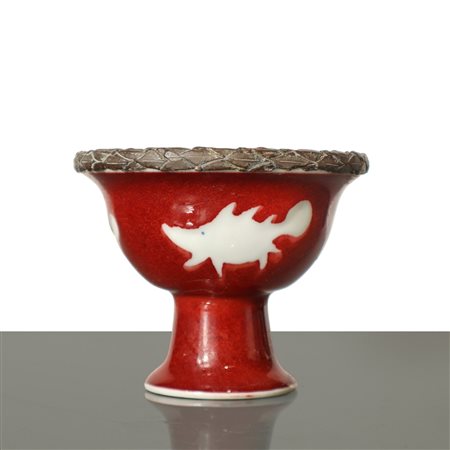Piccola coppa/alzata  in porcellana cinese rosso sangue di bue con decorazione di pesci e bordo in metallo, Ming Dynasty