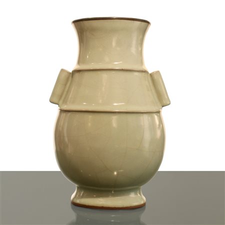 Vaso in porcellana cinese a due anse con rivestimento a smalto celadon il bordo superiore dell'apertura è rifinito da un rivestimento metallico