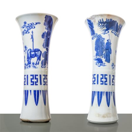 Coppia di vasi a calice in porcellana cinese bianca e blu decorati con scene della storia cinese, 17° secolo