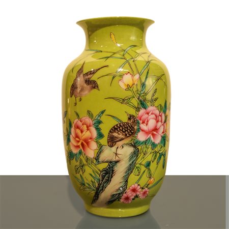 Vaso in porcellana cinese verde con decori floreali e di uccelli del periodo della Repubblica, China, 20° secolo
