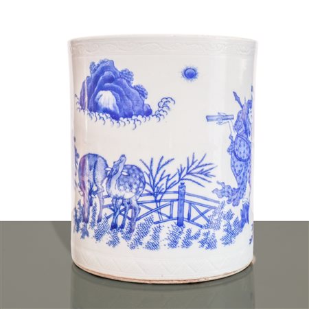 Grande portapennelli in porcellana cinese blu e bianca decorato con figure e scene tratte da racconti tradizionali cinesi, Qing dynasty