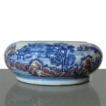 Recipiente lavapennelli in porcellana cinese dipinta con la tecnica del bianco blu e rosso, Qing dynasty
