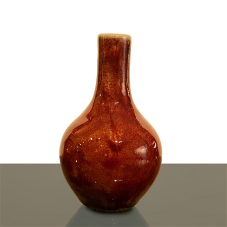 Piccolo vaso in porcellana cinese con rivestimento in smalto rosso sangue di bue, 19° secolo
