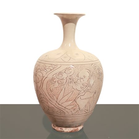 Vaso in porcellana cinese con rivestimento in smalto bianco con motivi decorativi incisi