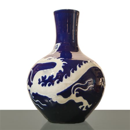 Vaso in porcellana blu con decori di draghi
