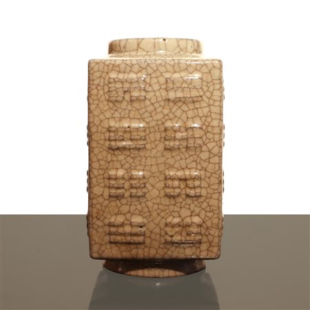 Vaso quadrato in ceramica Ge-ware con decori a rilievo