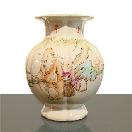 Vaso Qian Jian Cai in porcellana cinese policroma con iscrizioni lungo il collo del caso e alla base, 19°/20° secolo